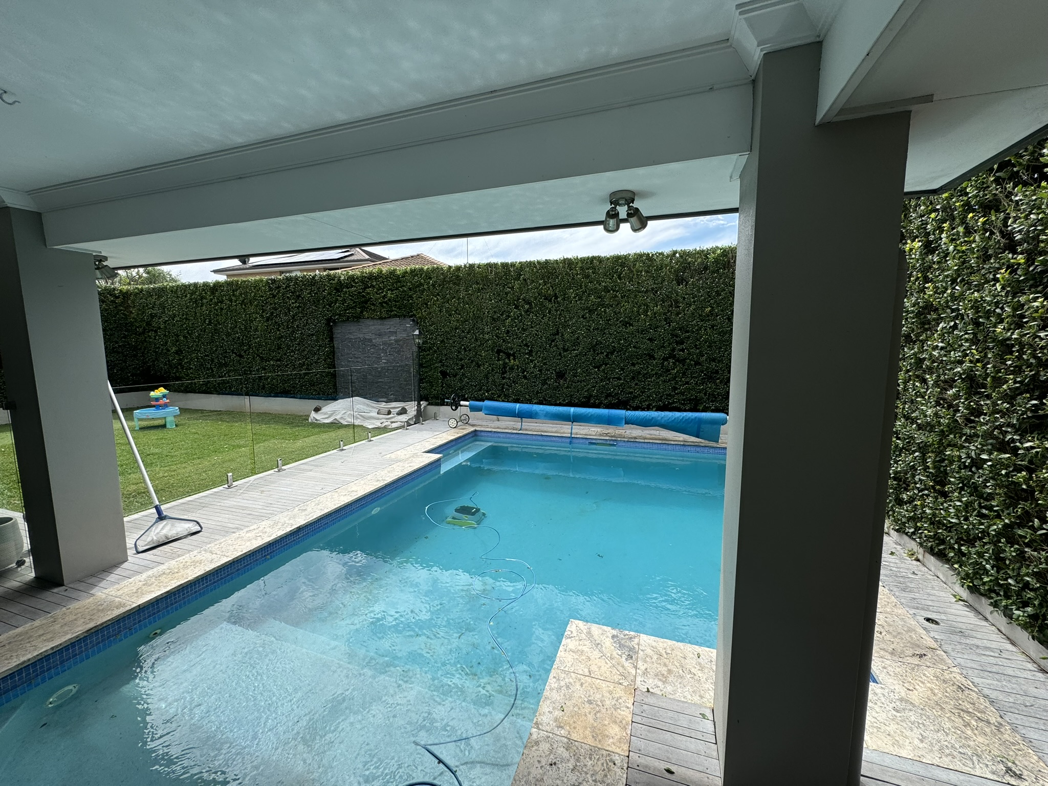 Shaped hedge and lawn edge